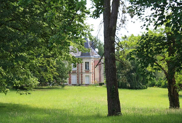 vue du chateau de Gilocourt niché dans un parc