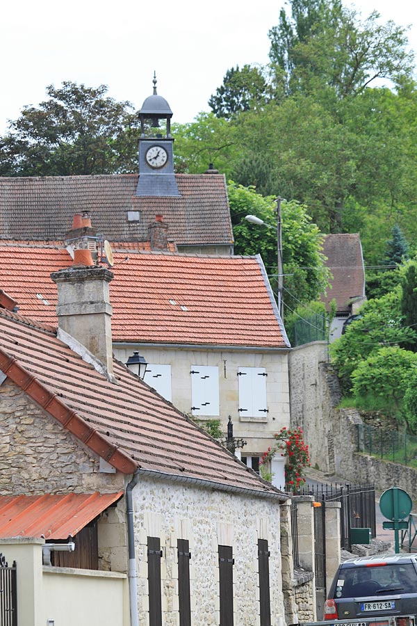 Ruelle avec vue sur le clocher de la mairie de Glaignes