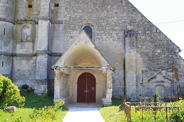 entrée de l'église de Feigneux