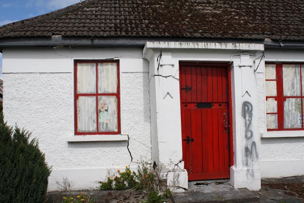 maison typique à porte rouges à Athboy en Irlande