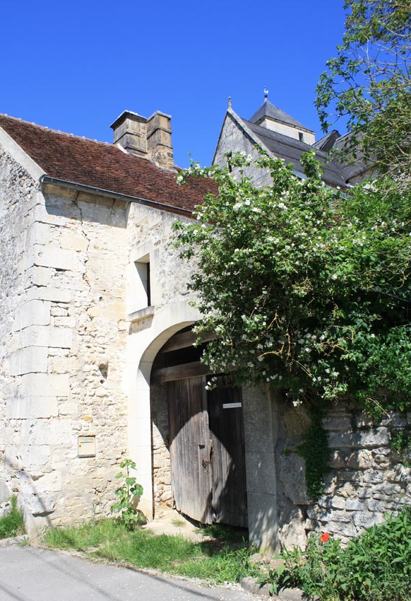 porche derrière l'église de Feigneux